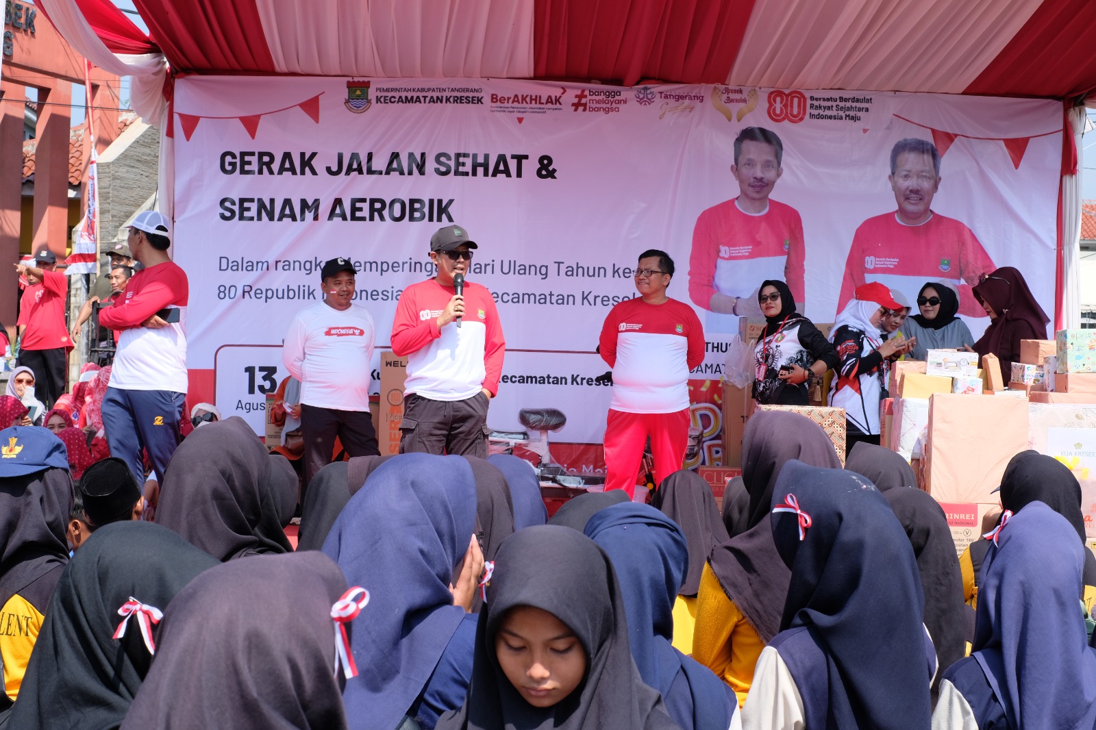 Ribuan warga Kresek semarakkan HUT Kemerdekaan RI dengan gerak jalan dan senam aerobik. Camat: Kegiatan bukti cinta tanah air & persatuan masyarakat