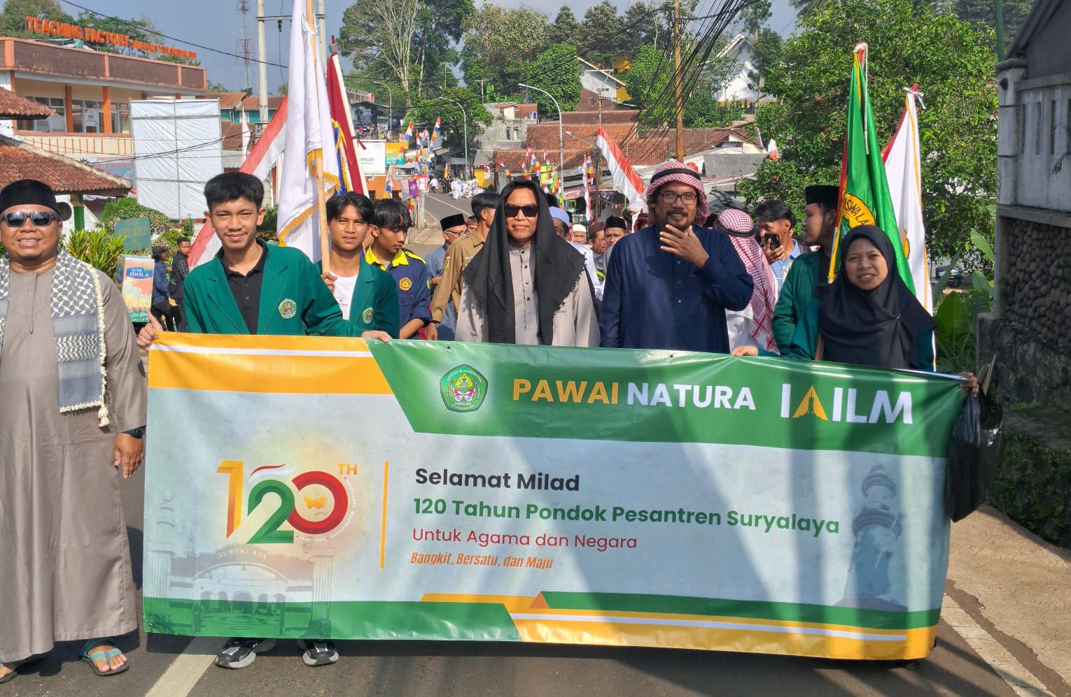 Lebih dari 3.000 peserta lintas lembaga meriahkan pawai natura hari kesembilan Milad ke-120 Pondok Pesantren Suryalaya Tasikmalaya.